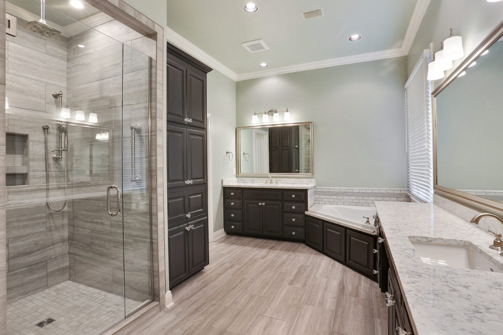 Baton Rouge Remodeler shows new Bathroom