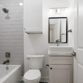 Baton-Rouge-Home-Builder-with-Hallway-Bathroom