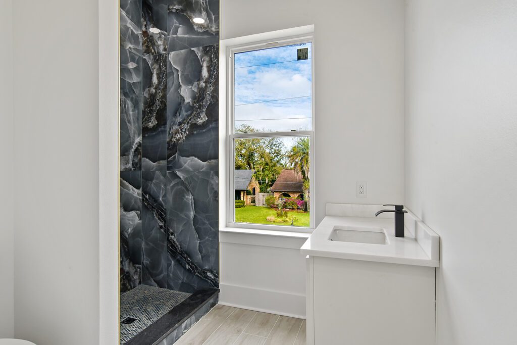 Baton Rouge Home Builder second level full bathroom